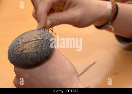 Socken Stopfen - alte Handarbeit Stockfoto