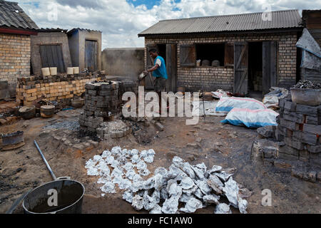 Nationale 7, Ambatolampy, Region Vakinankaratra, Aluminiumwerk Schmelzer, Madagaskar Stockfoto