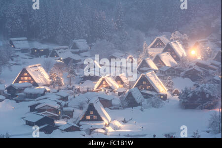 Shirakawago beleuchtet Stockfoto