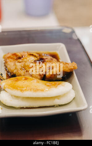 Shanghai-klebrige Reiskuchen mit Schweinekotelett Stockfoto