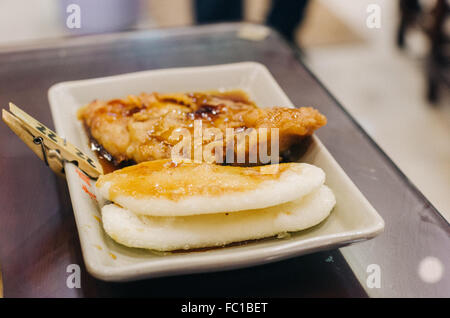 Shanghai-klebrige Reiskuchen mit Schweinekotelett Stockfoto