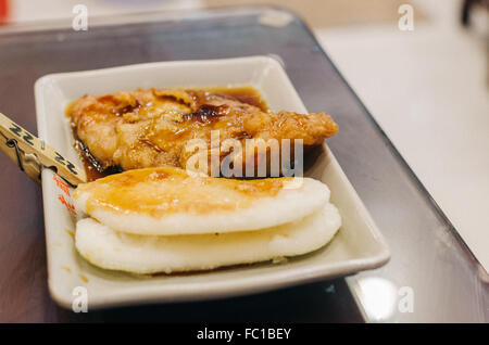 Shanghai-klebrige Reiskuchen mit Schweinekotelett Stockfoto