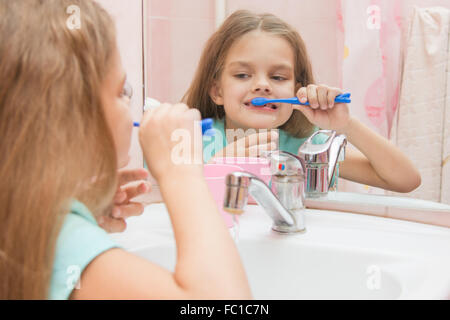 Sechs Jahre altes Mädchen wäscht und bürstet seine Zähne im Bad Stockfoto