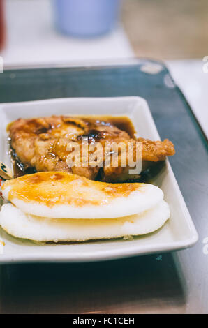 Shanghai-klebrige Reiskuchen mit Schweinekotelett Stockfoto