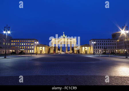 Brandenburger Tor in Berlin bei Blue unsere Stockfoto