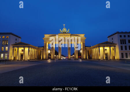 Brandenburger Tor in Berlin bei Blue unsere Stockfoto