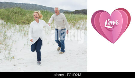 Zusammengesetztes Bild von fröhlich älteres Paar am Strand laufen Stockfoto