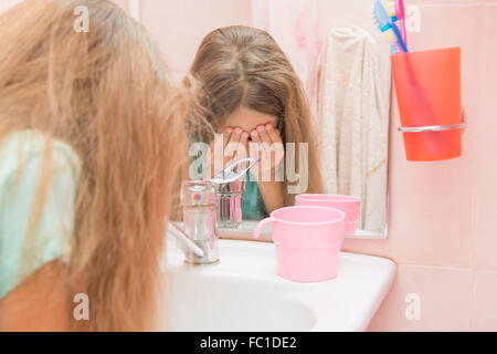 Sechs Jahre altes Mädchen wachte in einem Badezimmer wäscht Stockfoto