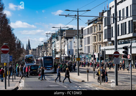 Princes Street Edinburgh geschäftigen Straßenbahnhaltestelle Samstag. Stockfoto