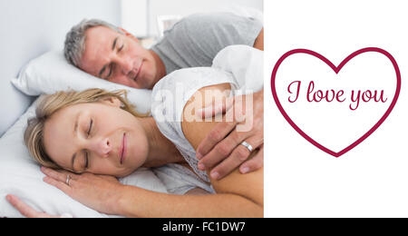 Zusammengesetztes Bild des Paares schlafen und löffelt im Bett Stockfoto