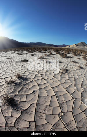 Sonnenaufgang im Death Valley auf rissigen Boden Stockfoto