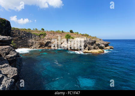 Traum-Küste auf Bali, in der Nähe von berühmten Diving Manta Point platzieren, Nusa Penida mit blauem Himmel Stockfoto