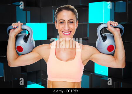 Zusammengesetztes Bild glücklich weibliche Crossfitter heben Kettlebells Blick in die Kamera Stockfoto