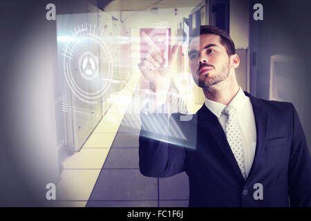 Zusammengesetztes Bild konzentrierte Geschäftsmannes Messung etwas mit seinen Fingern Stockfoto