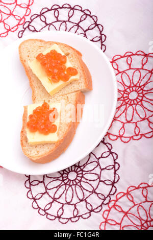 Sandwich mit rotem Kaviar auf weißen Teller Stockfoto