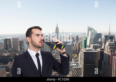 Zusammengesetztes Bild überrascht Kaufmanns stehen und halten Ferngläser Stockfoto