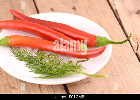 eine Menge Pfeffer auf weißen Teller Stockfoto