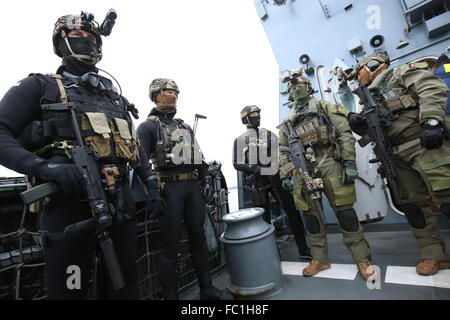 Kiel, Deutschland. 19. Januar 2016. Deutsche Kommando Froschmänner der deutschen Marine stehen an Deck der Korvette Braunschweig auf dem Marinestützpunkt in Kiel, Deutschland, 19. Januar 2016. Foto: CHRISTIAN CHARISIUS/Dpa/Alamy Live News Stockfoto