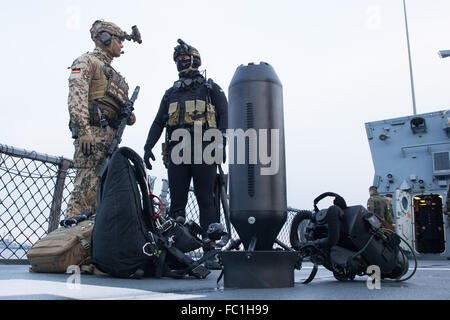 Kiel, Deutschland. 19. Januar 2016. Deutsche Kommando Froschmänner der deutschen Marine stehen an Deck der Korvette Braunschweig auf dem Marinestützpunkt in Kiel, Deutschland, 19. Januar 2016. Foto: CHRISTIAN CHARISIUS/Dpa/Alamy Live News Stockfoto