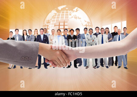 Zusammengesetztes Bild des Handshakes zwischen zwei Frauen Stockfoto