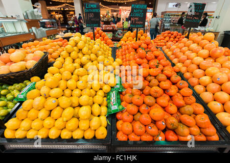 Dubai - 8. August 2014: Dubai Supermarkt Waitrose am 8. August in Dubai, VAE. Dubai Supermarkt Waitrose ist der größte Supermarkt Stockfoto