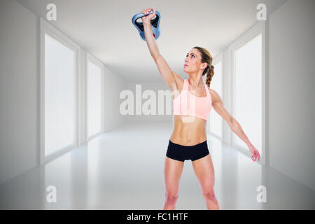 Zusammengesetztes Bild des weiblichen Crossfitter Kettlebell anheben Stockfoto