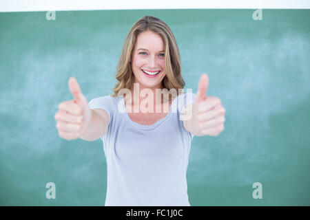 Lächelnd Lehrer stehen Daumen oben vor Tafel Stockfoto