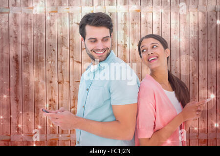Zusammengesetztes Bild von glücklichen paar Kurzmitteilungen Stockfoto