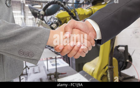 Zusammengesetztes Bild des Handshakes zwischen zwei Geschäftsleute Stockfoto