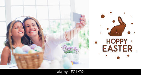 Zusammengesetztes Bild der glücklichen Mutter und Tochter nehmen selfie Stockfoto