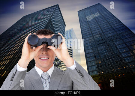 Zusammengesetztes Bild der Geschäftsmann mit Fernglas Stockfoto