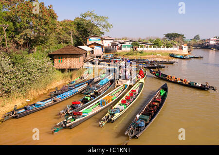 Langen Boote auf dem Fluss bei Nyaung Schwe, Myanmar Stockfoto