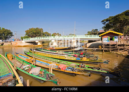 Langen Boote auf dem Fluss bei Nyaung Schwe, Myanmar Stockfoto