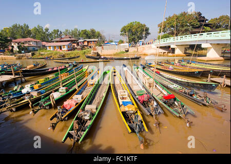 Langen Boote auf dem Fluss bei Nyaung Schwe, Myanmar Stockfoto