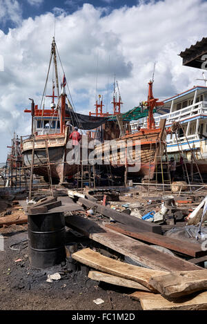 Bootsreparaturhof mit Holzfischerei, die derzeit renoviert wird. Thailand S. E. Asien Stockfoto