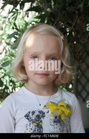 KIND IM FREIEN Stockfoto