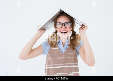 Geeky Hipster Frau über den Kopf mit ihrem laptop Stockfoto