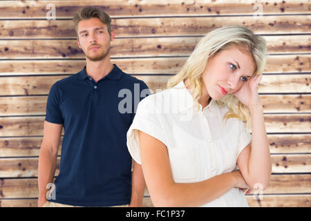 Zusammengesetztes Bild der jungen Blondine nicht zu hören, Freund Stockfoto