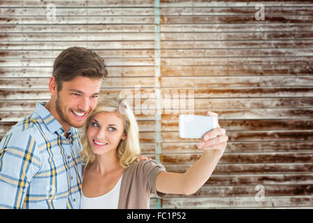 Zusammengesetztes Bild attraktives Paar, wobei eine Selfie zusammen Stockfoto