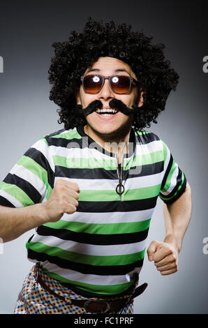 Lustiger Mensch mit Afro-Frisur isoliert auf weiss Stockfoto