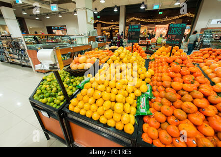 Dubai - 8. August 2014: Dubai Supermarkt Waitrose am 8. August in Dubai, VAE. Dubai Supermarkt Waitrose ist der größte Supermarkt Stockfoto