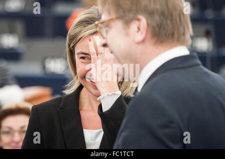 Straßburg, Bxl, Frankreich. 20. Januar 2016. Federica Mogherini, EU Hohe Vertreterin für Außen-und Sicherheitspolitik (L) und Mitglied des Europäischen Parlaments (MdEP) ALDE (Allianz der Liberalen und Demokraten für Europa) Gruppenleiter Guy Verhofstadt bei Diskussion über Programm der niederländischen Präsidentschaft im Europäischen Parlament Hauptquartier in Straßburg, Frankreich am 20.01.2016 von Wiktor Dabkowski Credit: Wiktor Dabkowski/ZUMA Draht/Alamy Live News Stockfoto