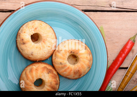 Käsekuchen auf blaue Platte mit rotem Pfeffer Stockfoto