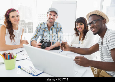 Lächelnde Kollegen arbeiten mit Digitalkamera Stockfoto