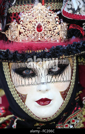 Yvoire, Les Plus Beaux Dörfer de France (die schönsten Dörfer Frankreichs) gekennzeichnet. Der venezianische Karneval. Nahaufnahme von Stockfoto