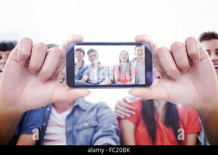 Zusammengesetztes Bild von Hand mit Smartphone anzeigen Stockfoto
