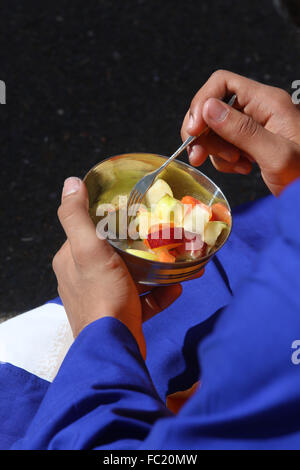 Hola Mohalla, Sikh Neujahr in Bobigny, Frankreich. Elder Essen Obstsalat. Stockfoto