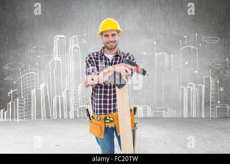 Zusammengesetztes Bild zuversichtlich männlichen Schreinerei mit Bohrmaschine und Planke Stockfoto