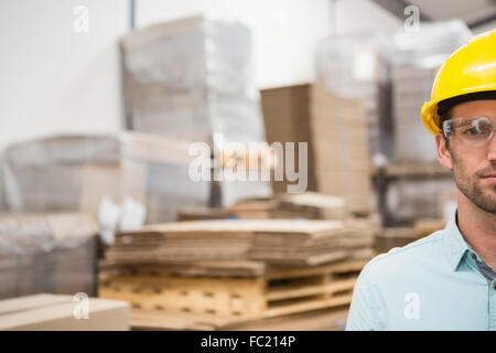 Nahaufnahme des Arbeiters harter Hut im Lager Stockfoto