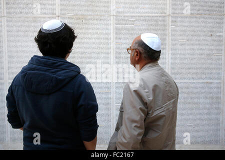 Wand der Namen bei der Paris-Holocaust-Mahnmal. Stockfoto